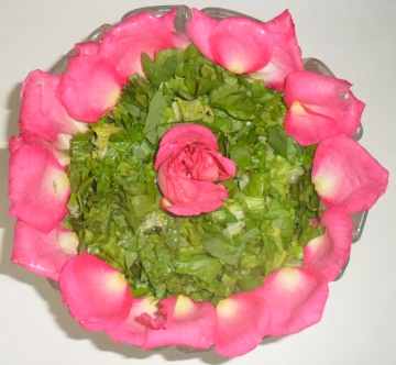 Grøn salat pyntet med kronblade fra en rose